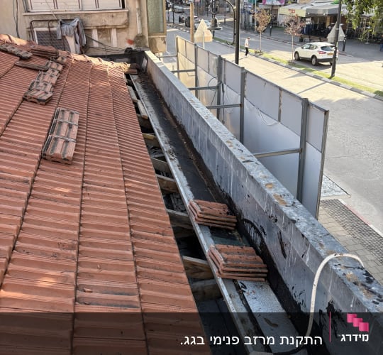 תמונה של גג רעפים עם תיקונים ועבודות תחזוקה